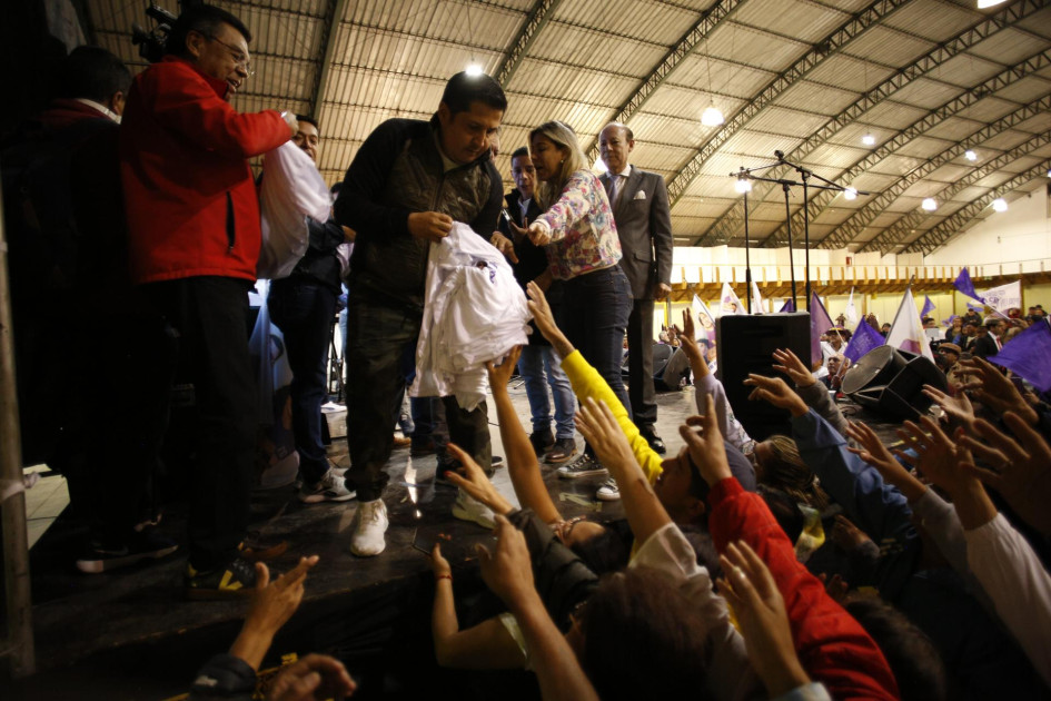Simpatizantes del candidato a la presidencia Daniel Noboa celebran previo a los resultados del Consejo Nacional Electoral. Simpatizantes del candidato a la presidencia Daniel Noboa celebran previo a los resultados del Consejo Nacional Electoral.