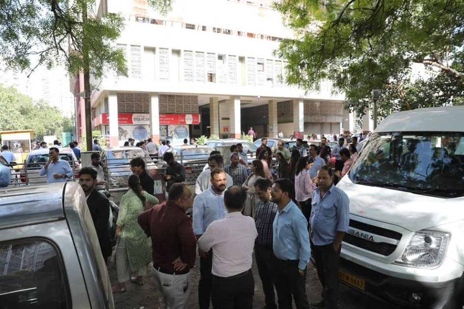 La gente evacuó sus oficinas después de que se sintieron los temblores en Nueva Delhi (India). La gente evacuó sus oficinas después de que se sintieron los temblores en Nueva Delhi (India).