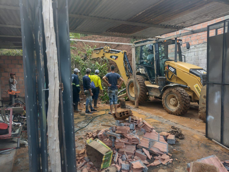 La Alcaldía de Norcasia reportó que las lluvias de ayer obligaron a usar maquinaria amarilla por deslizamientos sobre la vía que conduce al embalse Amaní y al corregimiento Berlín, en una vivienda del barrio Marisol Manrique.