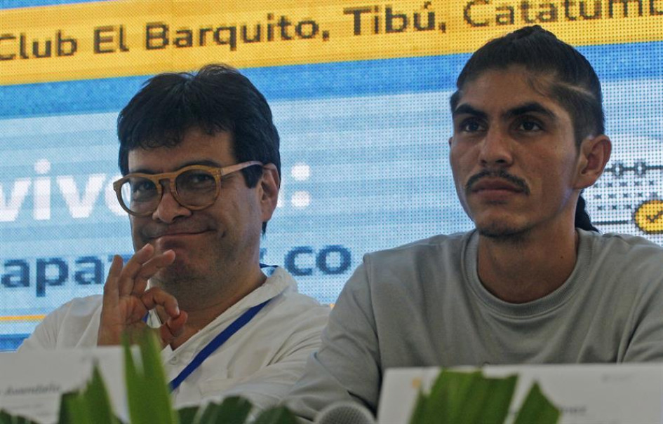 El alto comisionado para la Paz de Colombia, Danilo Rueda (i) y el vocero de la delegación del Estado Mayor Central de Farc, Andrey Avendaño (d), participaron ayer junto a otros representantes en la instalación de la mesa de diálogos de paz en Tibú, Norte de Santander. El alto comisionado para la Paz de Colombia, Danilo Rueda (i) y el vocero de la delegación del Estado Mayor Central de Farc, Andrey Avendaño (d), participaron ayer junto a otros representantes en la instalación de la mesa de diálogos de paz en Tibú, Norte de Santander.