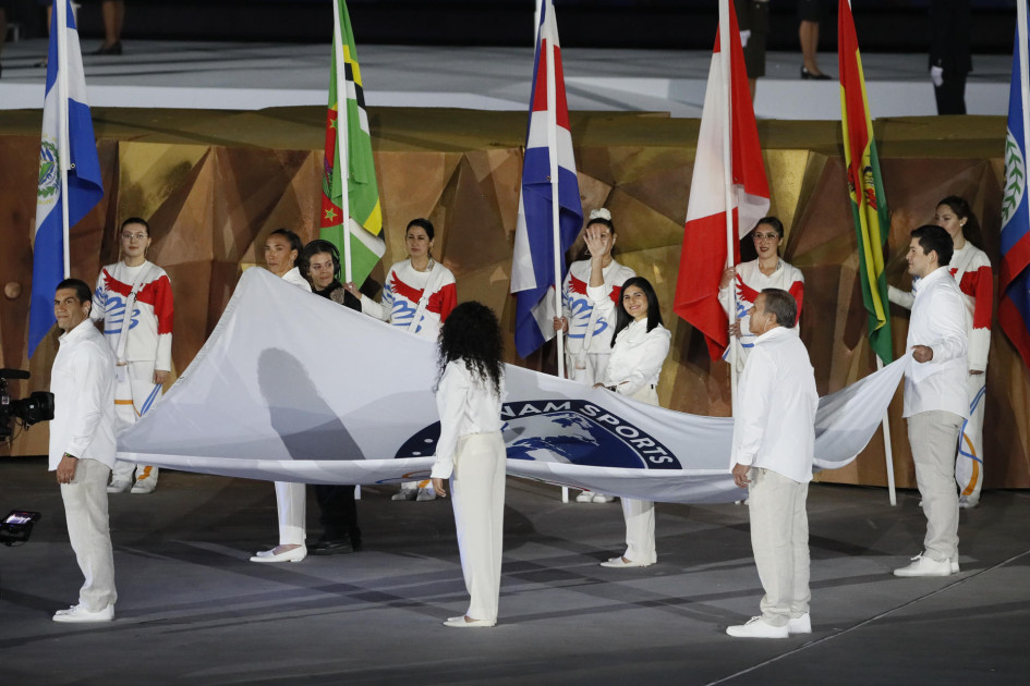 Voluntarios sostuvieron la bandera de Panam Sports en la inauguración de los Juegos Panamericanos 2023, en el estadio Nacional en Santiago (Chile). Voluntarios sostuvieron la bandera de Panam Sports en la inauguración de los Juegos Panamericanos 2023, en el estadio Nacional en Santiago (Chile).