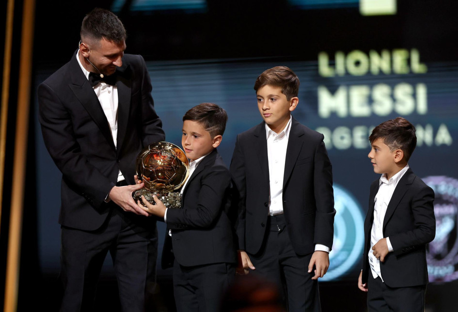 El argentino Lionel Messi está acompañado en el escenario por sus tres hijos después de ganar el Balón de Oro 2023 durante la ceremonia del Balón de Oro 2023 en el Teatro du Chatelet de París. El argentino Lionel Messi está acompañado en el escenario por sus tres hijos después de ganar el Balón de Oro 2023 durante la ceremonia del Balón de Oro 2023 en el Teatro du Chatelet de París.