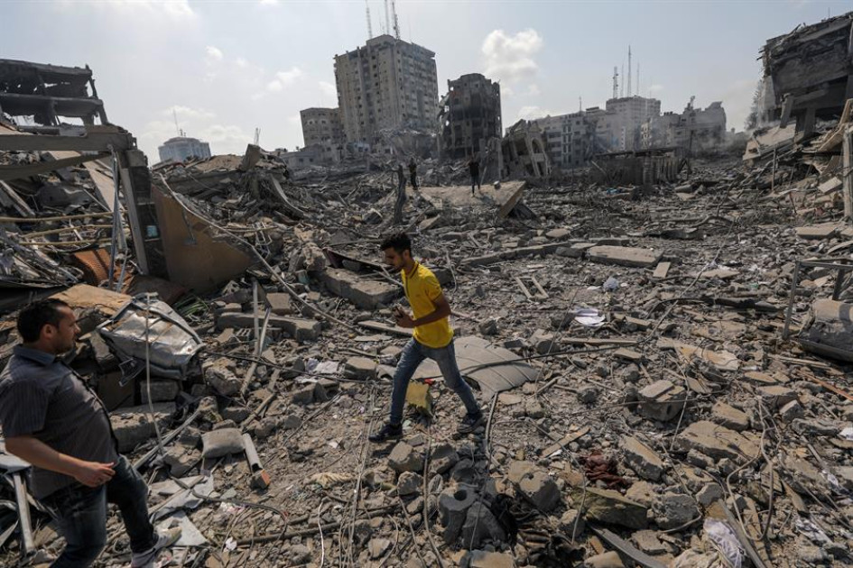 Ciudad de Gaza Palestinos caminan entre los escombros tras un ataque a la zona de Al-Ramal, tras un ataque israelí, este martes en la Ciudad de Gaza.