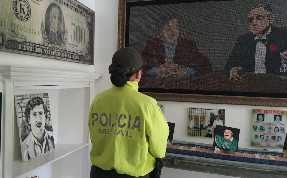 Fotografía cedida por la Fiscalía General de la Nación donde se ve a una policía observando objetos que hacen parte de un museo privado del narcotraficante Pablo Escobar, en Medellín. Fotografía cedida por la Fiscalía General de la Nación donde se ve a una policía observando objetos que hacen parte de un museo privado del narcotraficante Pablo Escobar, en Medellín.