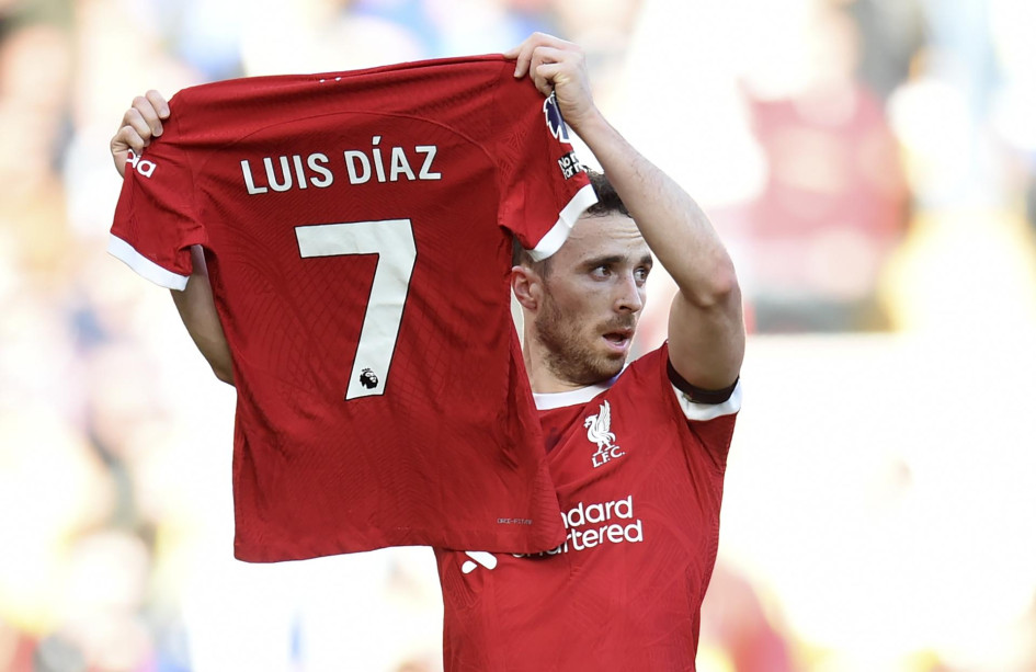 Diogo Jota celebró ayer con la camiseta de su compañero Luis Díaz tras anotar la ventaja de 1-0 durante el partido de la Premier League inglesa entre Liverpool y Nottingham Forest en Liverpool, Gran Bretaña. Diogo Jota celebró ayer con la camiseta de su compañero Luis Díaz tras anotar la ventaja de 1-0 durante el partido de la Premier League inglesa entre Liverpool y Nottingham Forest en Liverpool, Gran Bretaña.