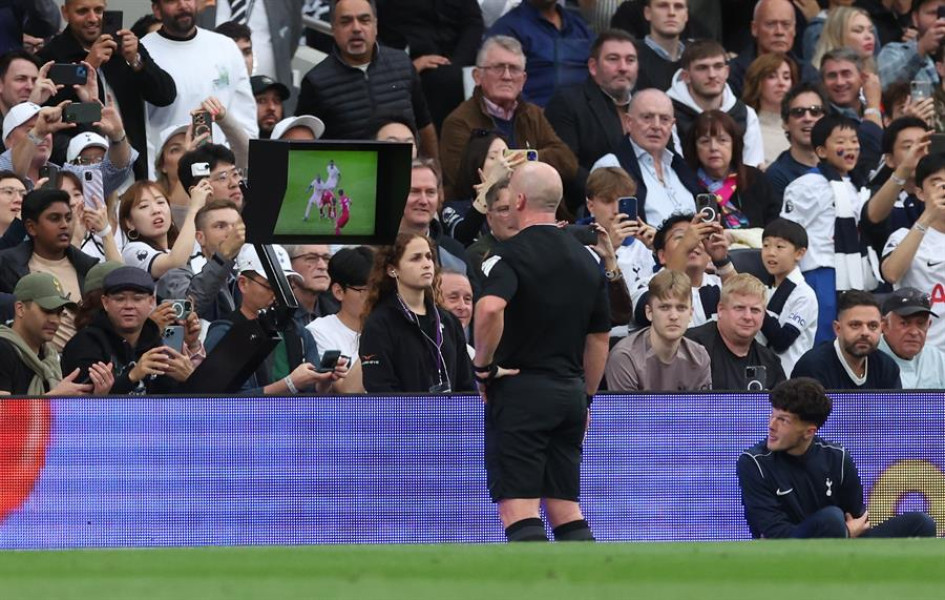 El VAR dio por válido el gol del colombiano Luis Díaz tras la revisión, pero en una mala comunicación entre los árbitros se reanudó el juego entre el Tottenham y el Liverpool dando por sentado que la anotación estaba inhabilitada por fuera de lugar. El VAR dio por válido el gol del colombiano Luis Díaz tras la revisión, pero en una mala comunicación entre los árbitros se reanudó el juego entre el Tottenham y el Liverpool dando por sentado que la anotación estaba inhabilitada por fuera de lugar.
