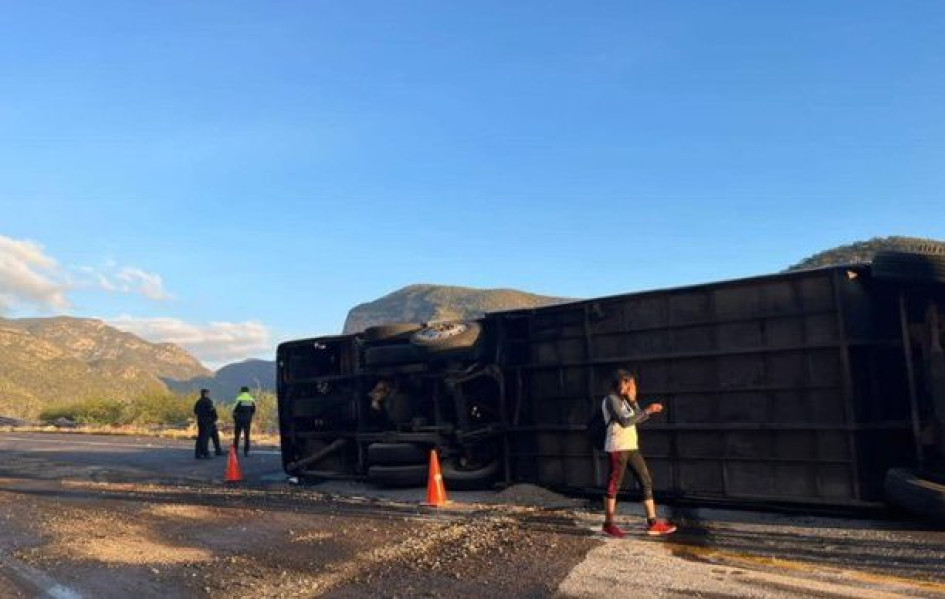 Un autobús con 55 migrantes se volcó en una carretera en Oaxaca, estado del sur de México. Un autobús con 55 migrantes se volcó en una carretera en Oaxaca, estado del sur de México.