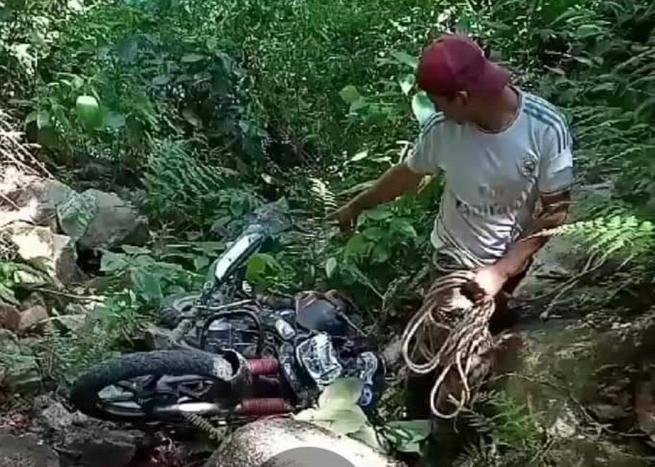 Así quedó la moto tras rodar por un abismo en Victoria (Caldas). Accidente de tránsito en Victoria