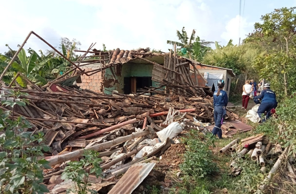 Se desplomó por completo una vivienda ubicada en la vereda El Recreo. No hubo lesionados. Se desplomó por completo una vivienda ubicada en la vereda El Recreo. No hubo lesionados.
