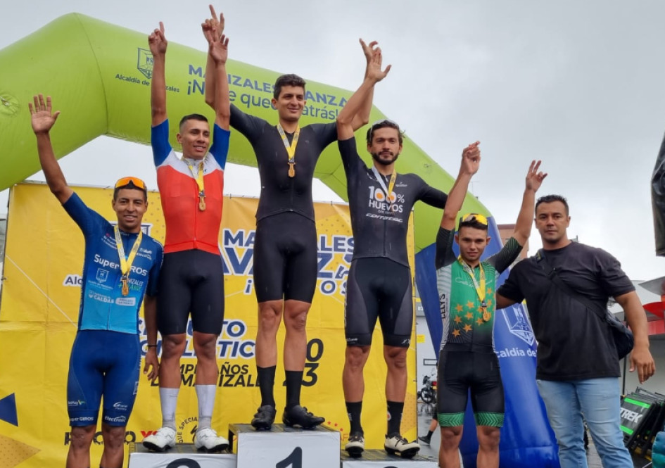 El podio de la categoría élite en el circuito de ciclismo del cumpleaños 174 de Manizales Circuito de ciclismo cumpleaños de Manizales