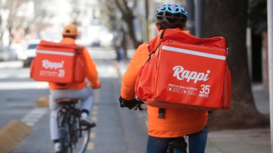 Como-cancelar-Rappi-Prime Domicilios de Rappi en bicicleta andando por la calle.