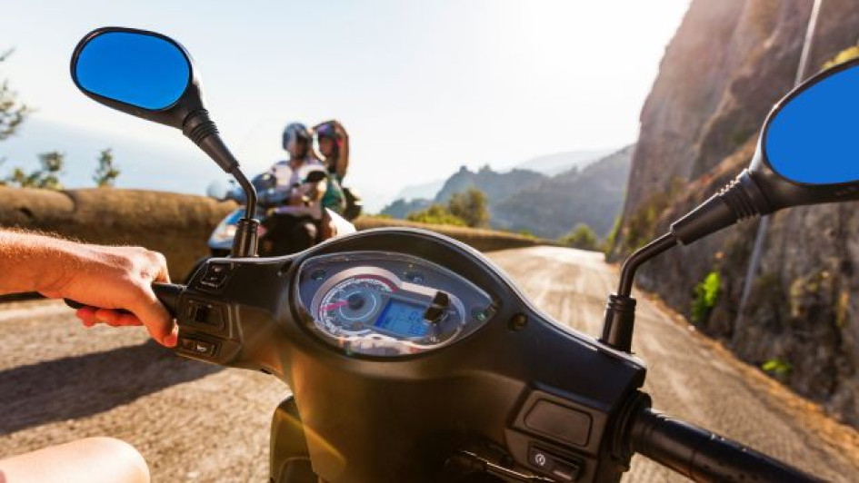 Como-despegar-una-moto Tablero de una moto en el exterior.