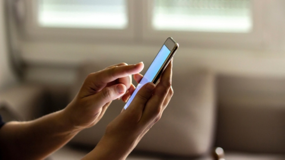 Como-saber-mi-número-Claro Manos sosteniendo un teléfono celular.