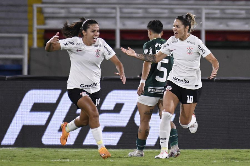 Millene (i) de Corinthians celebra su gol hoy, en la final de la Copa Libertadores femenina ante el Palmeiras en el estadio Pascual Guerrero en Cali (Colombia). Millene (i) de Corinthians celebra su gol hoy, en la final de la Copa Libertadores femenina ante el Palmeiras en el estadio Pascual Guerrero en Cali (Colombia).
