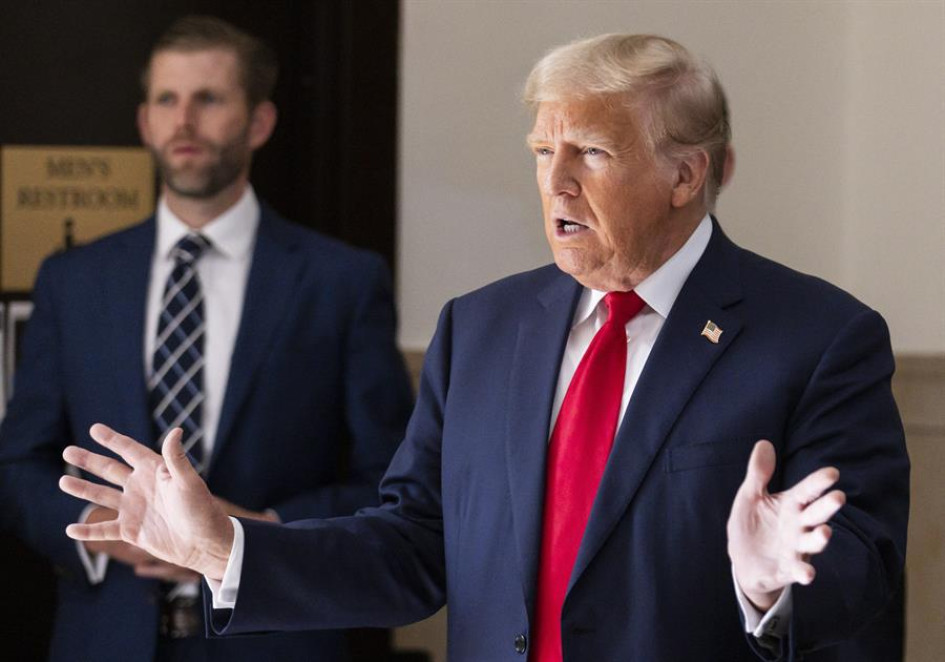 Donald Trump estuvo menos hablador este martes que ayer con la prensa, pero volvió a arremeter contra el caso, la fiscal y el juez Engoron. Donald Trump estuvo menos hablador este martes que ayer con la prensa, pero volvió a arremeter contra el caso, la fiscal y el juez Engoron.
