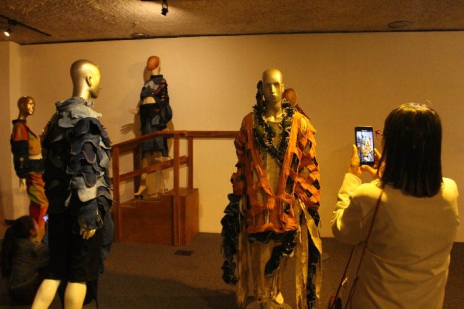 Estas son algunas de las indumentarias que están disponibles para los visitantes a la exposición. Estas son algunas de las indumentarias que están disponibles para los visitantes a la exposición.