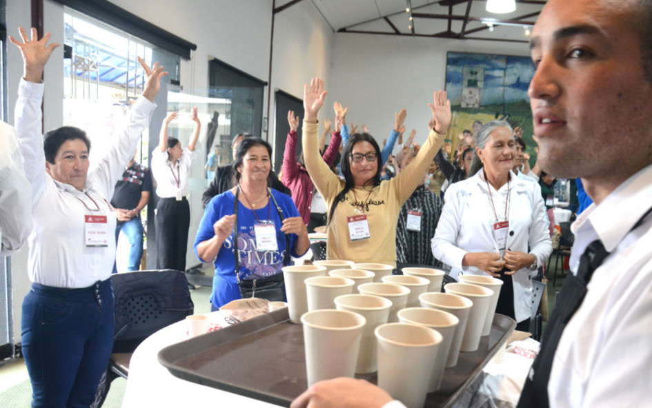 Las cafeteras Rosa Helena López, María Amparo Osorio, María Belén Osorio y Alba Lucía Ortiz, de Aguadas, participan en una actividad del 10.º Encuentro Mujer y Café, realizado ayer en el Recinto del Pensamiento, en Manizales. Ellas hacen parte del proyecto Mujeres Cafeteras Sembrando Sostenibilidad, que trabaja por la reforestación y el cuidado del agua en Caldas. Las cafeteras Rosa Helena López, María Amparo Osorio, María Belén Osorio y Alba Lucía Ortiz, de Aguadas, participan en una actividad del 10.º Encuentro Mujer y Café, realizado ayer en el Recinto del Pensamiento, en Manizales. Ellas hacen parte del proyecto Mujeres Cafeteras Sembrando Sostenibilidad, que trabaja por la reforestación y el cuidado del agua en Caldas.
