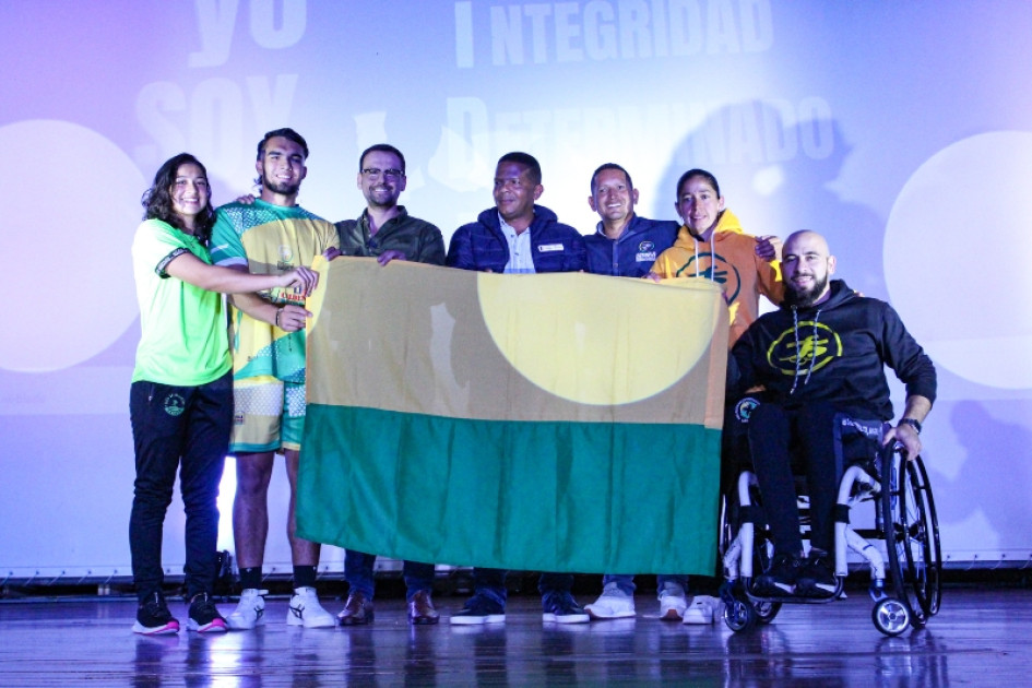 Los deportistas de Caldas recibieron del gobernador, Luis Carlos Velásquez, la bandera del departamento para competir en los XXII Juegos Nacionales y VI Paranacionales. Entrega de la bandera de Caldas para los XXII Juegos Nacionales y VI Paranacionales
