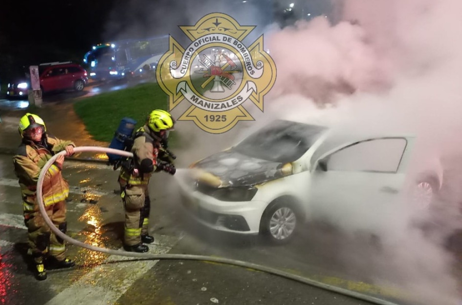 El Cuerpo Oficial de Bomberos controló el incendio que se presentó en este vehículo. El Cuerpo Oficial de Bomberos controló el incendio que se presentó en este vehículo.