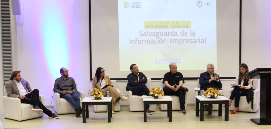 El foro 'Seguridad Digital: Salvaguarda de la Información Empresarial', realizado ayer por LA PATRIA en la Universidad Autónoma de Manizales, reunió a expertos para dialogar sobre cómo contrarrestar los ciberataques y formar a la ciudadanía en protección informática. Allí, el ministro de las TIC, Mauricio Lizcano, anunció su intención de convertir a la ciudad en la capital colombiana de ciberseguridad y en la sede del Grupo Interno de Trabajo de Respuestas a Emergencias Cibernéticas de Colombia. El foro 'Seguridad Digital: Salvaguarda de la Información Empresarial', realizado ayer por LA PATRIA en la Universidad Autónoma de Manizales, reunió a expertos para dialogar sobre cómo contrarrestar los ciberataques y formar a la ciudadanía en protección informática. Allí, el ministro de las TIC, Mauricio Lizcano, anunció su intención de convertir a la ciudad en la capital colombiana de ciberseguridad y en la sede del Grupo Interno de Trabajo de Respuestas a Emergencias Cibernéticas de Colombia.