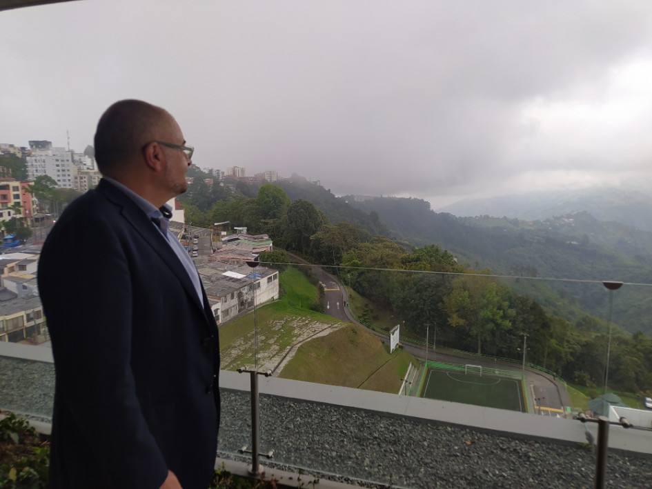 El embajador de la UE en Colombia, Gilles Bertrand, mira el paisaje manizaleño. El embajador de la UE en Colombia, Gilles Bertrand, mira el paisaje manizaleño.