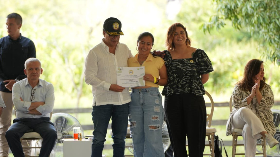 El presidente, Gustavo Petro, y la ministra de Agricultura, Jhenifer Mojica, durante la entrega de predios a firmantes de paz, indígenas y campesinos que tuvo lugar en San Juan de Arama (Meta). El presidente, Gustavo Petro, y la ministra de Agricultura, Jhenifer Mojica, durante la entrega de predios a firmantes de paz, indígenas y campesinos que tuvo lugar en San Juan de Arama (Meta).