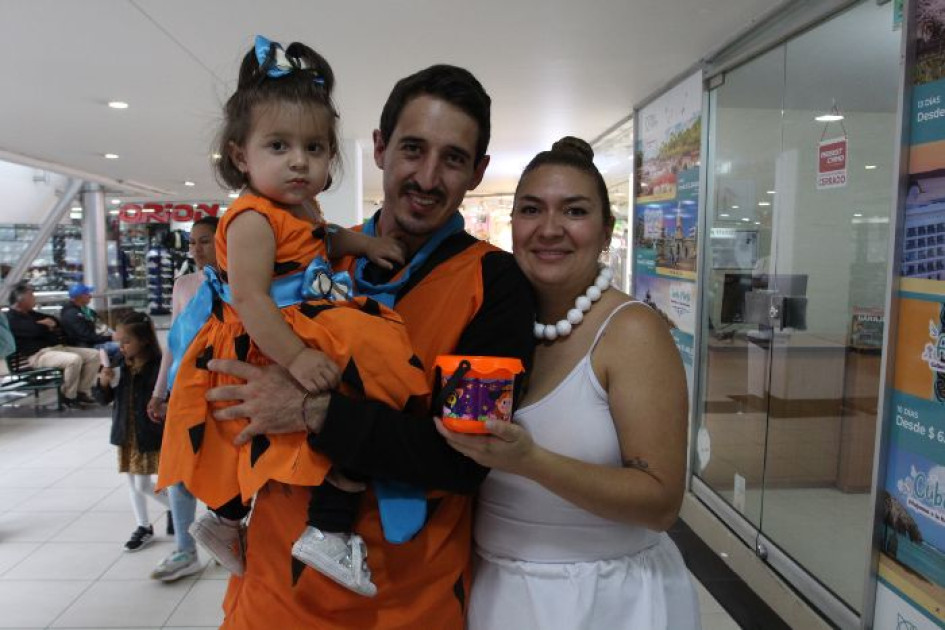 Victoria Giraldo, Mateo Giraldo y Daniela Arias representaron a la familia Picapiedra. Victoria Giraldo, Mateo Giraldo y Daniela Arias representaron a la familia Picapiedra.