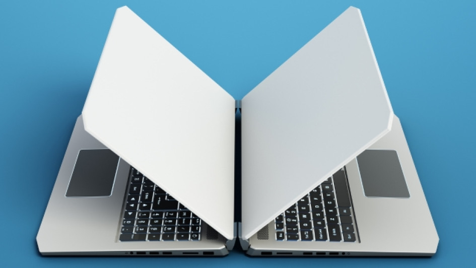 HP-vs-Lenovo-cual-es-mejor Dos computadores portátiles uno al frente del otro en una superficie azul.