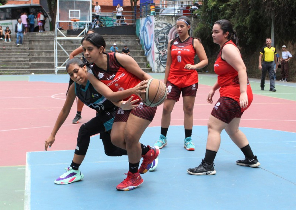 72 equipos participan desde ayer en el Nacional de Baloncesto que se disputa en el receso estudiantil en varios escenarios de la ciudad. Alcaldía de Manizales
