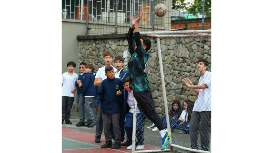 Los estudiantes de la Normal de Caldas aprovechan los descansos para desarrollar actividades deportivas. Los estudiantes de la Normal de Caldas aprovechan los descansos para desarrollar actividades deportivas.