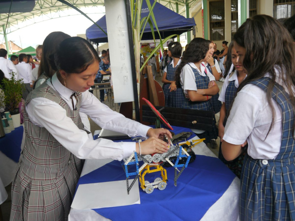 Los jóvenes estuvieron creativos con sus proyectos. Hubo de robótica, alimentación y productos agrícolas. Los jóvenes estuvieron creativos con sus proyectos. Hubo de robótica, alimentación y productos agrícolas.