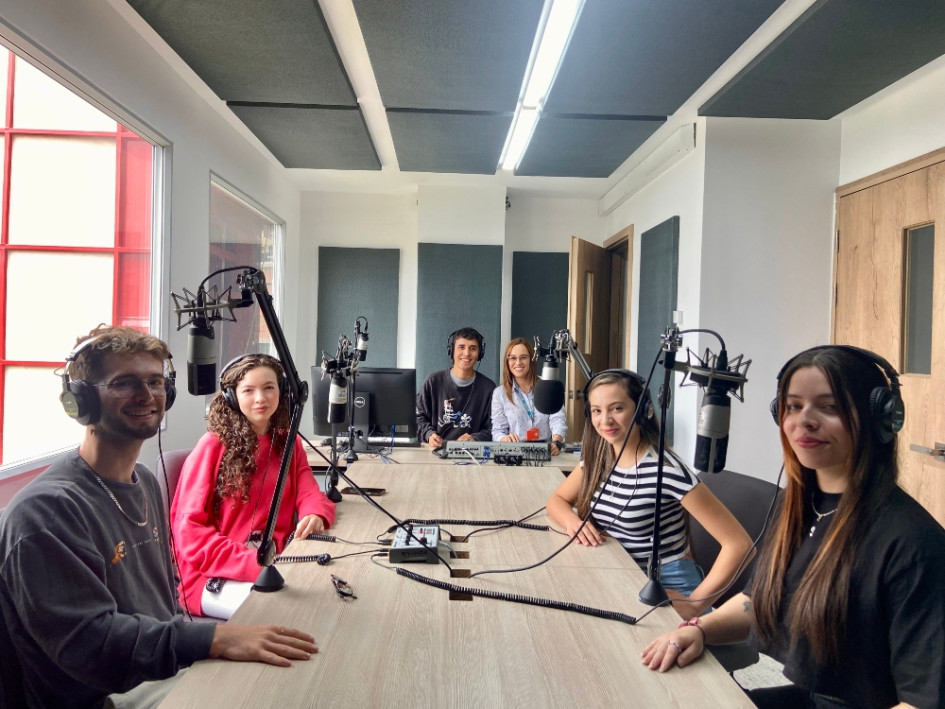 Ejercicios prácticos y con la mejor orientación docente en un ámbito profesional de escenarios reales de grabación audiovisual. Ejercicios prácticos y con la mejor orientación docente en un ámbito profesional de escenarios reales de grabación audiovisual.