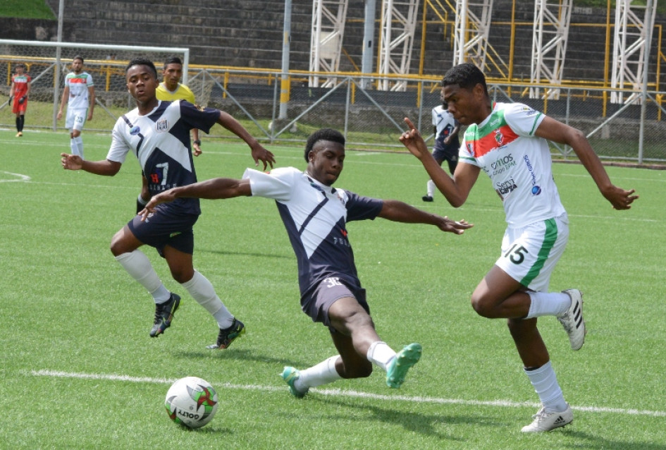 Manizales Fútbol Club A siguió de largo ante la Academia Harlen Santiago y al propinar la goleada de la fecha (5-0) y asumió el liderato del Grupo B, por encima de los otros triunfadores de la jornada. Manizales Fútbol Club A siguió de largo ante la Academia Harlen Santiago y al propinar la goleada de la fecha (5-0) y asumió el liderato del Grupo B, por encima de los otros triunfadores de la jornada.