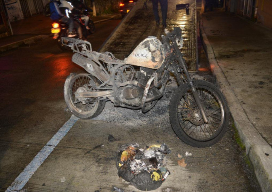 La moto Suzuki DR 200 quemada en la carrera 23 con calle 60, sector de La Estrella. Otra persona, al parecer, le sacó la gasolina para poderla incendiar. La moto Suzuki DR 200 quemada en la carrera 23 con calle 60, sector de La Estrella. Otra persona, al parecer, le sacó la gasolina para poderla incendiar.