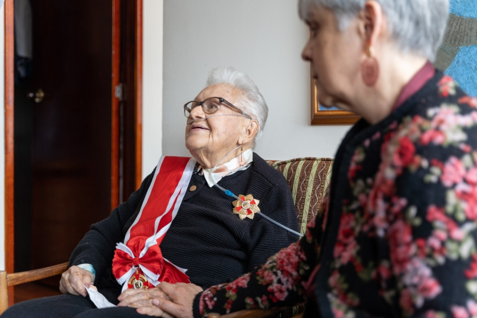 En septiembre, Maruja Vieira recibió la Orden Nacional al Mérito en el grado de Gran Cruz, otorgada por la Cancillería de la República. En septiembre, Maruja Vieira recibió la Orden Nacional al Mérito en el grado de Gran Cruz, otorgada por la Cancillería de la República.