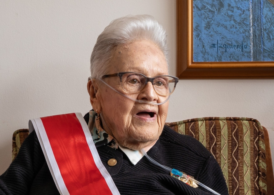 La poeta centenaria Maruja Vieira, en septiembre del 2023, cuando recibió del canciller Álvaro Leyva Durán la Orden Nacional al Mérito. Maruja Vieira