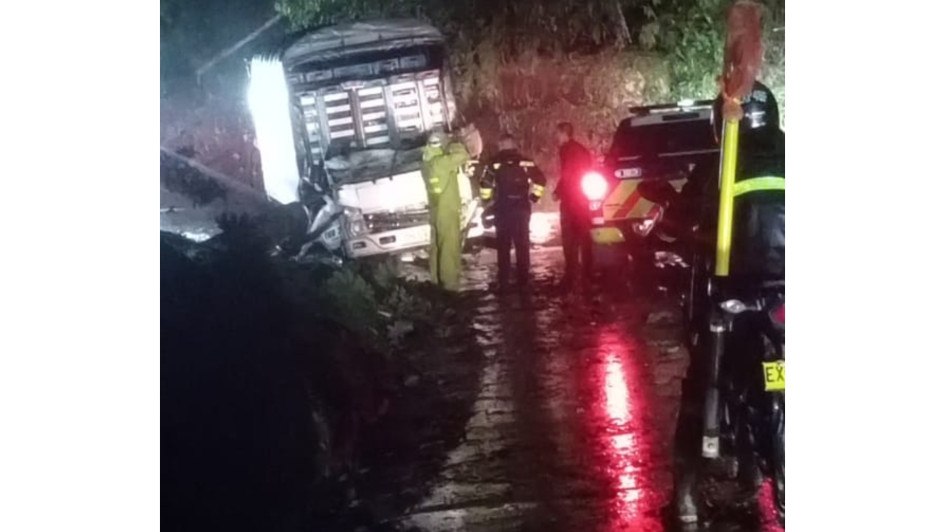 El accidente se registró sobre las 9:15 p.m. de este viernes en la vía Manzanares - Petaqueros, en el Oriente de Caldas. El accidente se registró sobre las 9:15 p.m. de este viernes en la vía Manzanares - Petaqueros, en el Oriente de Caldas.