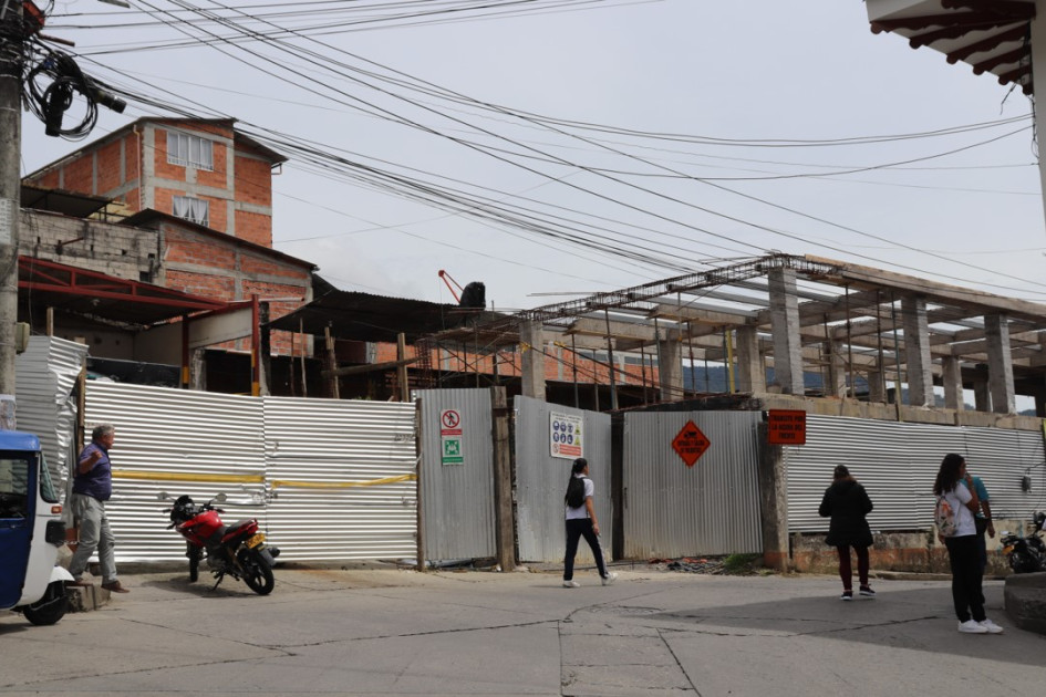 Según la denuncia, solamente dos personas permanecen en la edificación, quienes se encargan de prestar vigilancia. Según la denuncia, solamente dos personas permanecen en la edificación, quienes se encargan de prestar vigilancia.