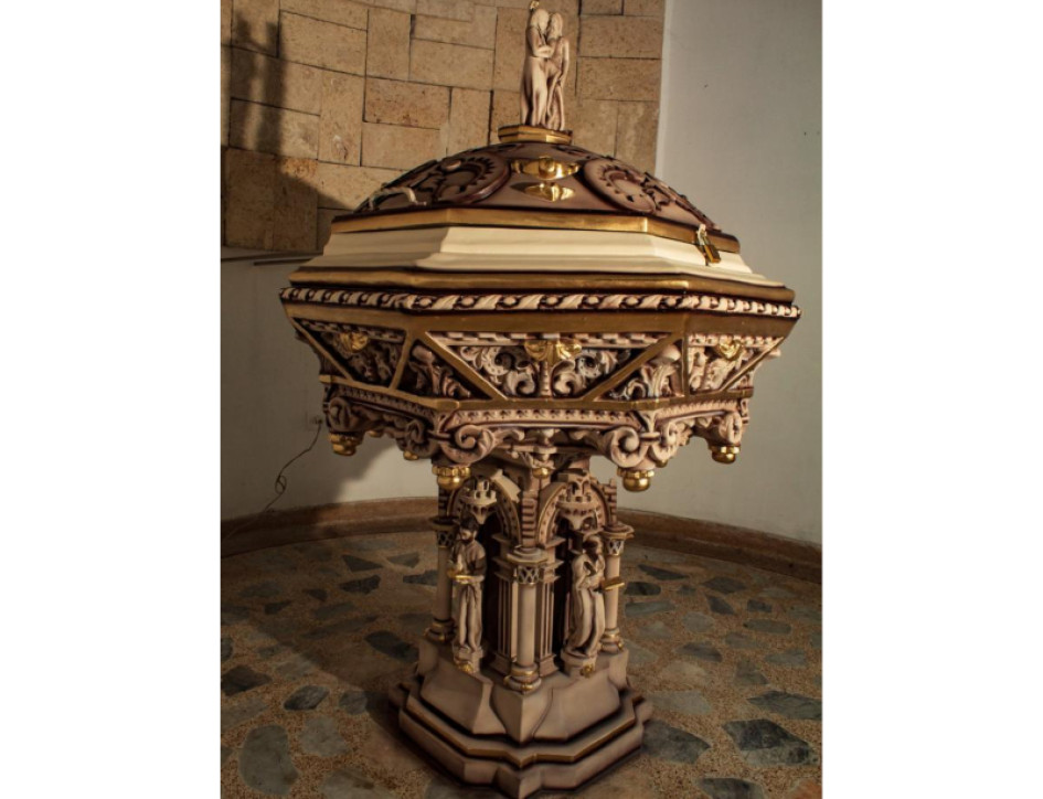 Pila bautismal de la Parroquia de Santa Bárbara, la más antigua de Anserma Así luce la pila restaurada.