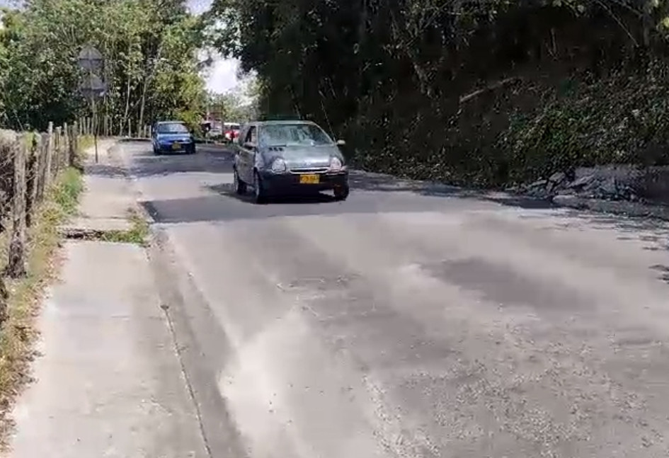 Este carro particular pasa por el resalto que está sin pintar en la vía a La Linda y que genera malestar entre conductores y habitantes del sector. Este carro particular pasa por el resalto que está sin pintar en la vía a La Linda y que genera malestar entre conductores y habitantes del sector.