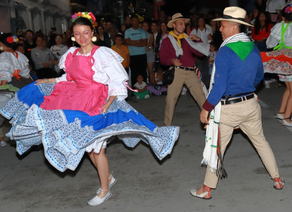 Cerca de 40 grupos, de Salamina y municipios vecinos, participaron en el Desfile de Comparsas. Cerca de 40 grupos, de Salamina y municipios vecinos, participaron en el Desfile de Comparsas.