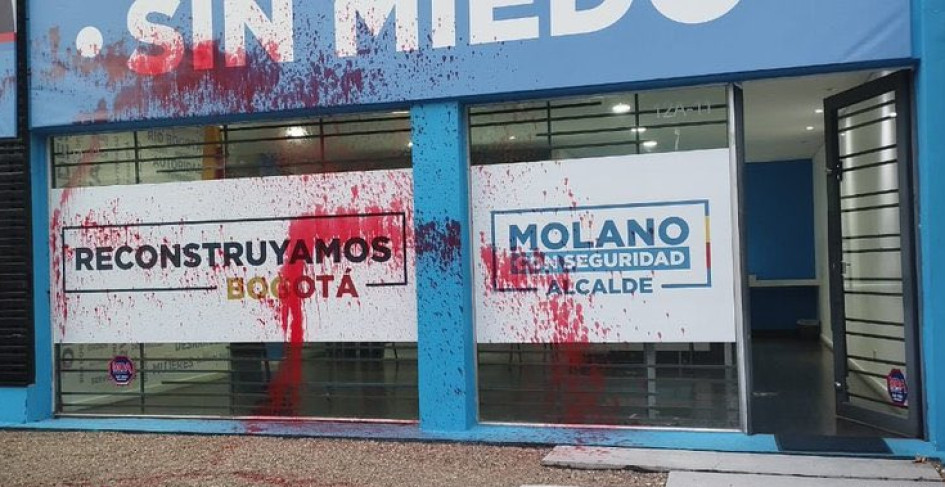 La sede de campaña del exministro de Defensa Diego Molano amaneció con pintura roja en toda su fachada. La sede de campaña del exministro de Defensa Diego Molano amaneció con pintura roja en toda su fachada.