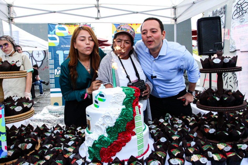 Carlos Mario Marín, alcalde de Manizales, y Valentina Acevedo, primera gestora de la ciudad, rodean a Sandra Patricia Lucuara, beneficiaria de la Unidad de Protección de la Vida del Municipio, para soplar la vela de la torta del aniversario 174 de la capital de Caldas. Sandra cumplió años este miércoles y se sintió conmovida porque "desde hace 12 años no le cantaban el cumpleaños". Carlos Mario Marín, alcalde de Manizales, y Valentina Acevedo, primera gestora de la ciudad, rodean a Sandra Patricia Lucuara, beneficiaria de la Unidad de Protección de la Vida del Municipio, para soplar la vela de la torta del aniversario 174 de la capital de Caldas. Sandra cumplió años este miércoles y se sintió conmovida porque "desde hace 12 años no le cantaban el cumpleaños".