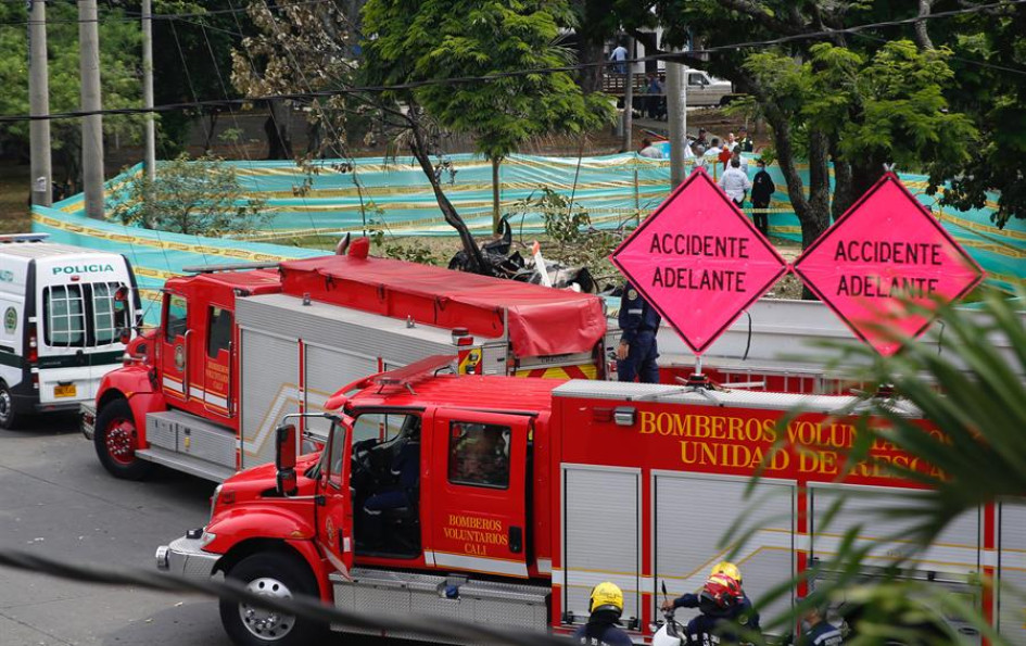 Bomberos hacen presencia en la zona donde se accidentó hoy una aeronave perteneciente a la Fuerza Aeroespacial Colombiana (FAC), en Cali Una avioneta con dos tripulantes se accidenta en el centro de la ciudad colombiana de Cali