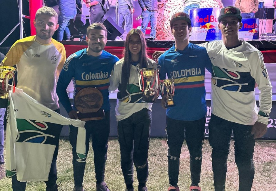 Parte de los medallistas colombianos en el Panamericano de DH (descenso en bicicleta) en Cuzco (Perú). En la mitad están Valentina Roa y Steven Ceballos. Parte de los medallistas colombianos en el Panamericano de DH (descenso en bicicleta) en Cuzco (Perú). En la mitad están Valentina Roa y Steven Ceballos.