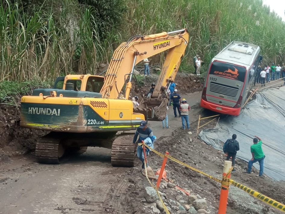 Maquinaria amarilla se encuentra en el sitio para tratar de habilitar la vía lo más rápido posible. Maquinaria amarilla se encuentra en el sitio para tratar de habilitar la vía lo más rápido posible.