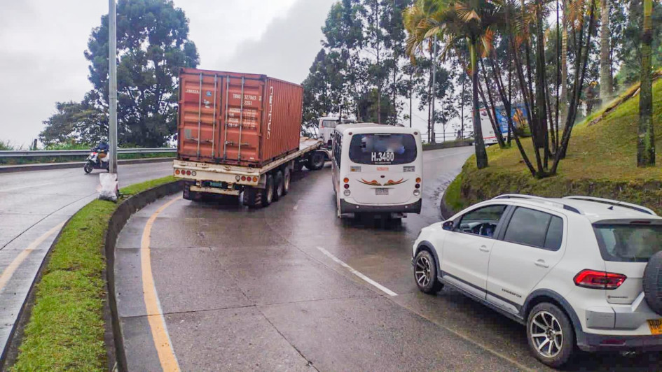 El vehículo de carga presentó problemas en su motor cerca de Renault Minuto, en el sentido La Enea - Centro. El vehículo de carga presentó problemas en su motor cerca de Renault Minuto, en el sentido La Enea - Centro.