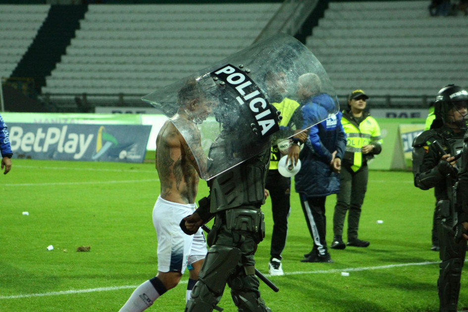 Los jugadores y el cuerpo técnico del Once Caldas debieron salir de la cancha escoltados por uniformados del Escuadrón Móvil Antidisturbios (Esmad), pues la hinchada, molesta, estaba tratando de agredirlos a causa de su mal rendimiento. Los jugadores y el cuerpo técnico del Once Caldas debieron salir de la cancha escoltados por uniformados del Escuadrón Móvil Antidisturbios (Esmad), pues la hinchada, molesta, estaba tratando de agredirlos a causa de su mal rendimiento.