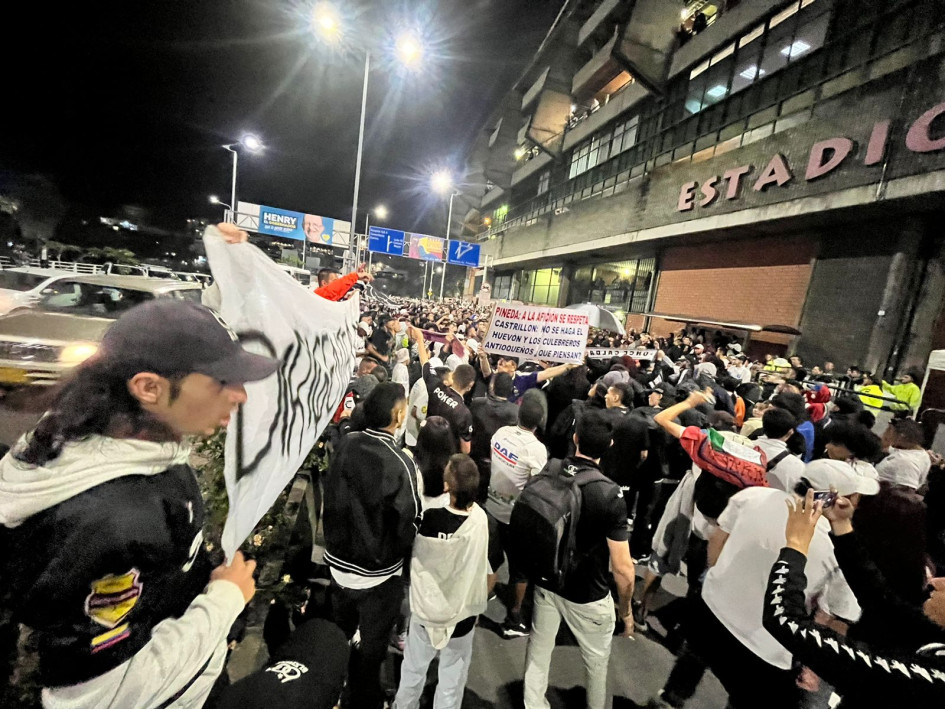 La protesta ayer en las afueras del Palogrande. Los aficionados piden un cambio total en el Once Caldas que lleva 9 eliminaciones seguidas. La protesta ayer en las afueras del Palogrande. Los aficionados piden un cambio total en el Once Caldas que lleva 9 eliminaciones seguidas.