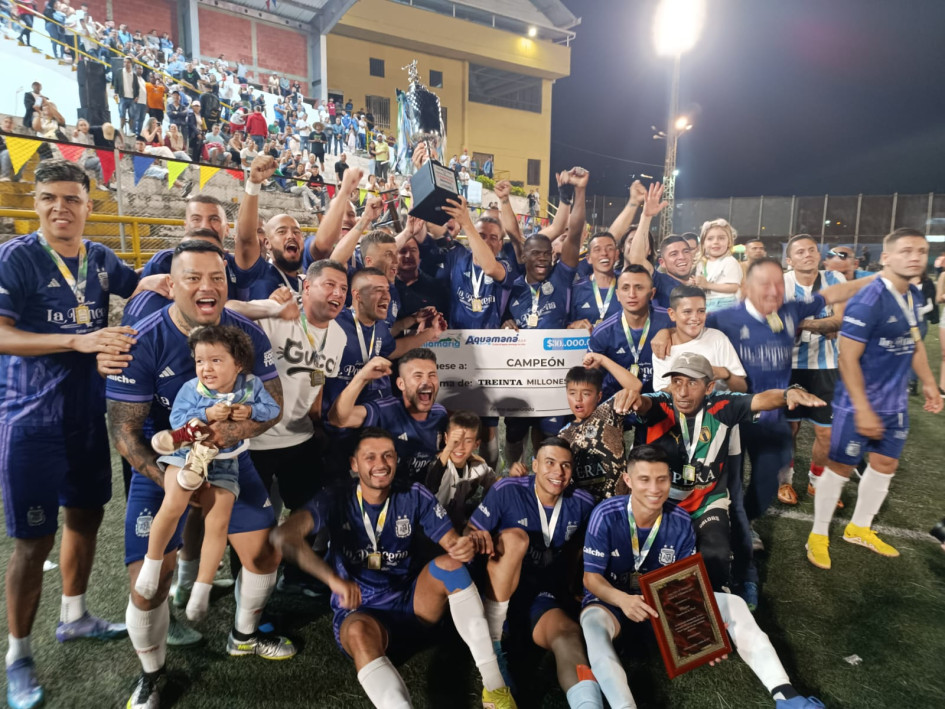 El equipo de la salsoteca venció 5-3 en cobros desde el punto penal a Aurora Míster Chavito ABC Jurídicas Quiñones, tras empatar 3-3 en el tiempo reglamentario. El equipo de la salsoteca venció 5-3 en cobros desde el punto penal a Aurora Míster Chavito ABC Jurídicas Quiñones, tras empatar 3-3 en el tiempo reglamentario.